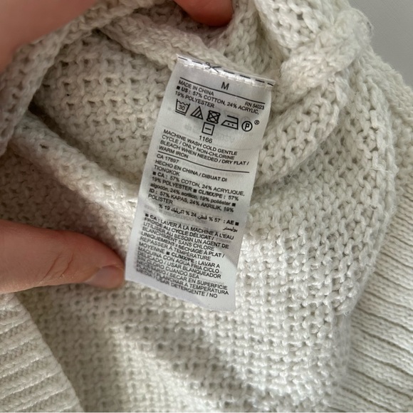 🐧 2/$15 Old Navy Lightweight White Crewneck Knit Sweater - Picture 5 of 5